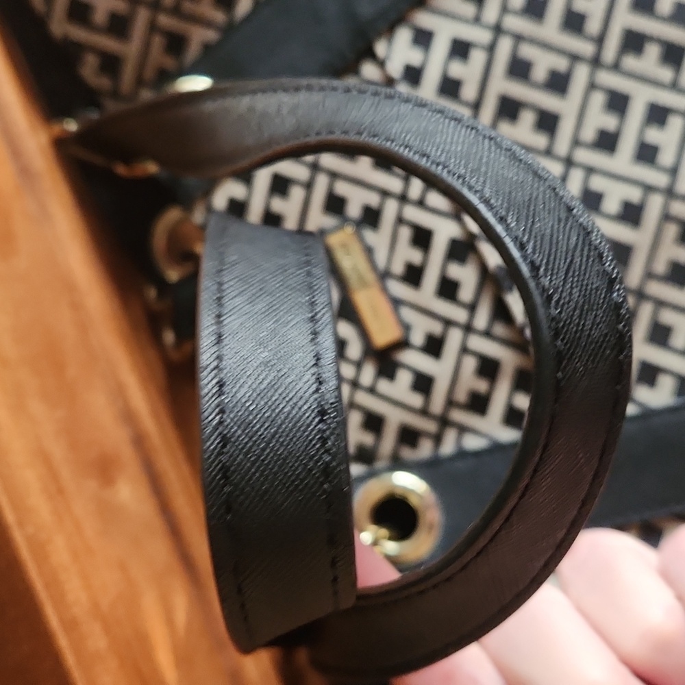 Tommy Hilfiger black and tan shoulder bag - Picture 2 of 12